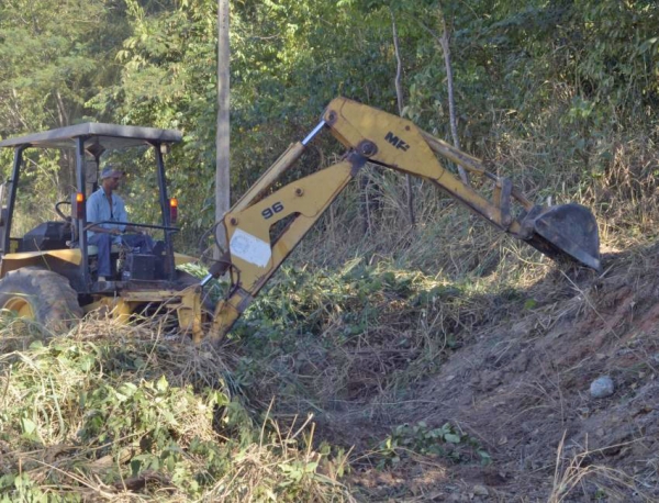 Equipe da Secretaria de Cidade est concluindo a limpeza da encosta do morro do IBAMA