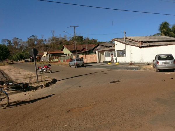 Acidente entre carro e moto no bairro da Creche deixa homem com perna quebrada.