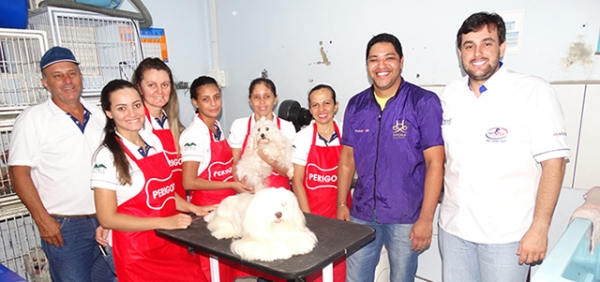 Clnica Veterinria Pet Vida treina colaboradores na pratica de banho e tosa de pequenos animais.