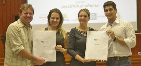 Luciane Bezerra recebe o Plano Municipal de Saneamento Bsico durante Audincia Pblica realizada nesta tera (15)