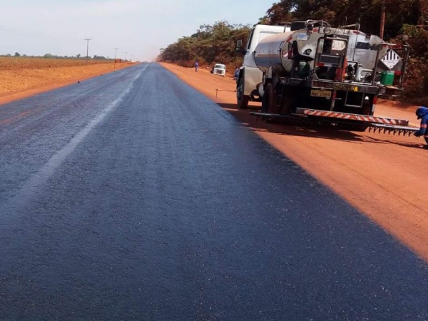 Mais um trecho de 15 km na MT 220 comea receber asfalto  