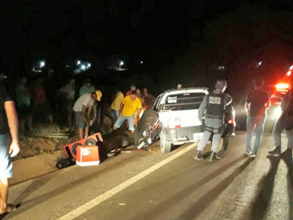 Carro tomba com famlia dentro e motorista morre na sada para Juna.