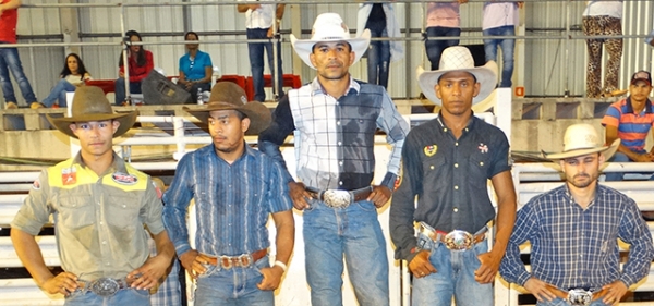 Campeo do rodeio em touros da 25 Expovale leva um carro 0K para casa.