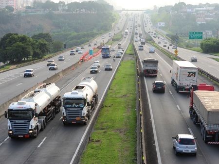 Com um roubo de caminho por hora, preo do frete para o Rio sobe at 35%