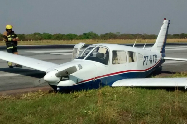 Aps pane, avio pousa de barriga no Aeroporto de VG