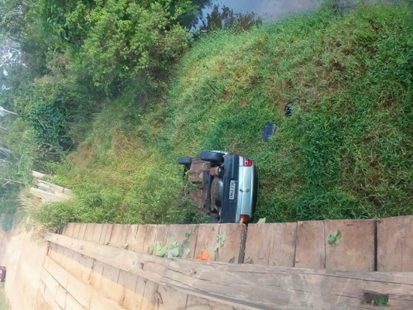 Criana de 08 anos de idade morre aps carro dirigido pelo pai cair em rio.