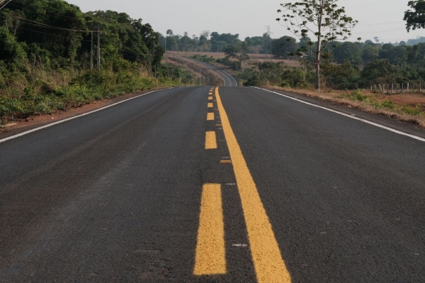 Governo inaugura 80 km de rodovias e d ordem de servio para construo de ponte de concreto