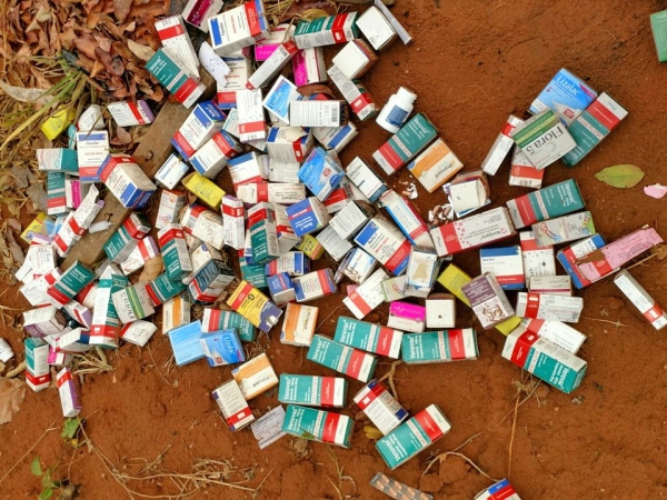 Medicamentos so jogados  margem de estrada vicinal em Catuai.