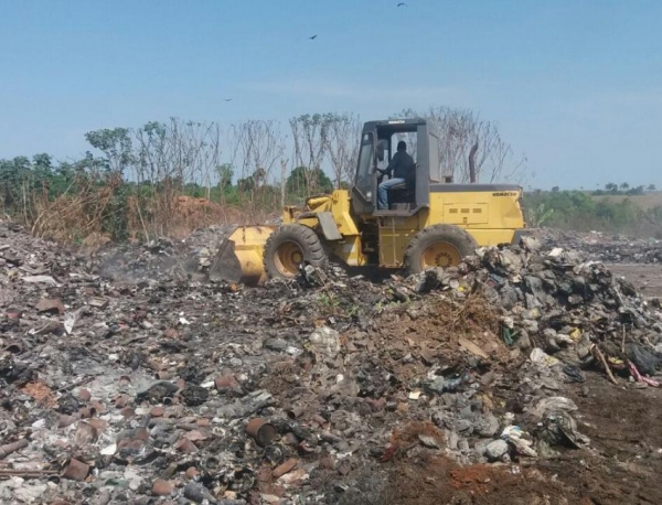 Maquinrio da Prefeitura inicia a limpeza na entrada do Lixo 