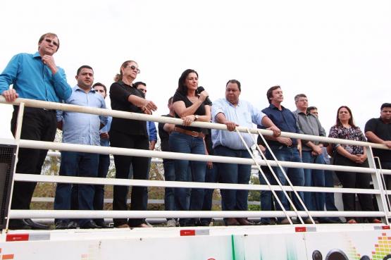 Representantes de oito municpios do Norto fecham a BR-163 em protesto contra o governo do estado