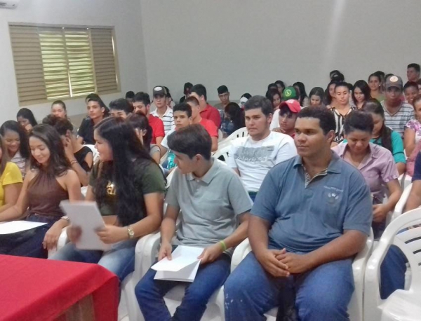 110 candidatos concorrem as 35 vagas oferecidas  jovens aprendizes pelo frigorfico JBS 