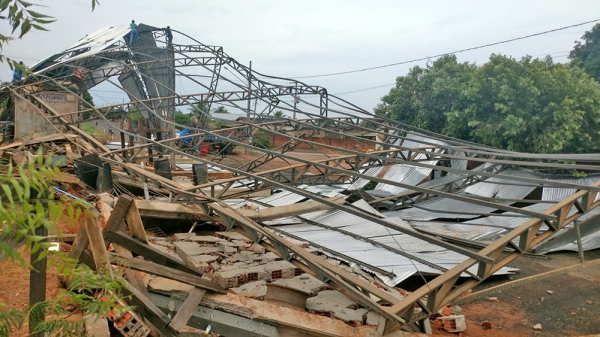 Em Juara temporal destelha dezenas de casas, derruba rvores e arranca barraces de estrutura metlica.