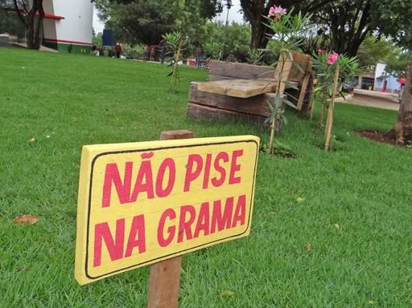 Pode pisar na grama e sentar no banco ou no pode sentar no banco nem pisar na grama?