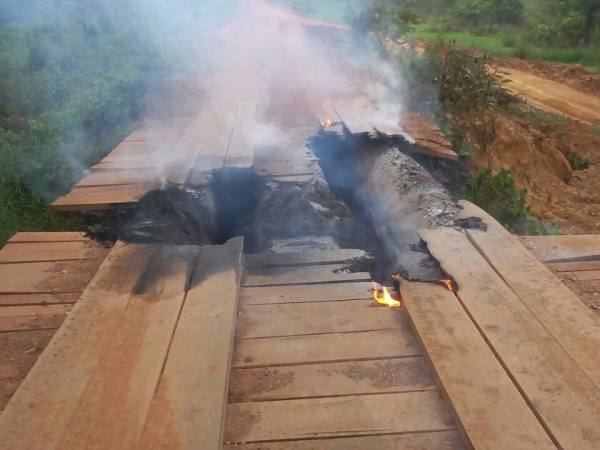 Vndalos ateiam fogo em ponte na estrada da Paranorte.