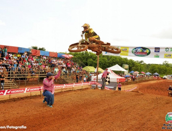 Com arquibancadas lotadas, final da etapa Estadual de Motocross  realizada em Juara