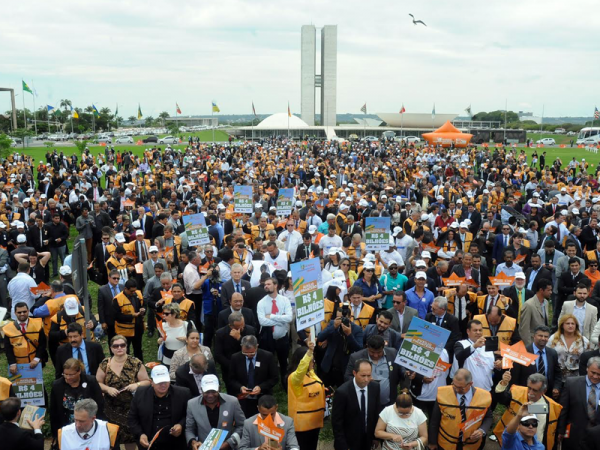 Prefeitos e lideranas protestam nos gramados do Congresso Nacional