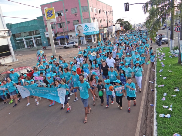 Caminha Passos Que Salvam leva cerca de 400 participantes para a avenida em Juara.