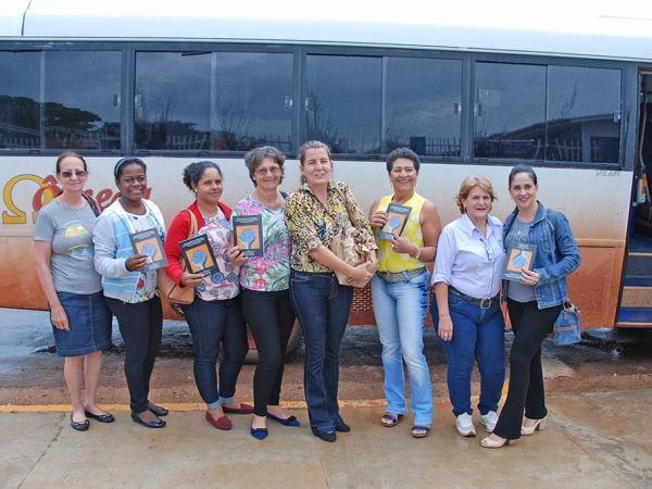 Cmara homenageia professoras da Escola Luiza Bezerra e UFMT com Moo de Aplauso por lanamento de livro.