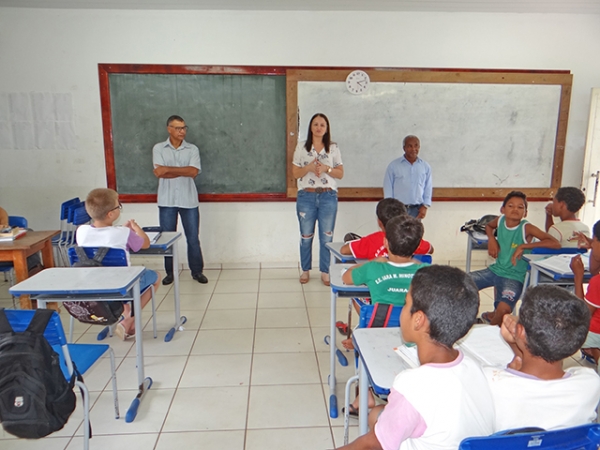 Vereadores levam conhecimento poltico para alunos da Escola Iara Minotto.