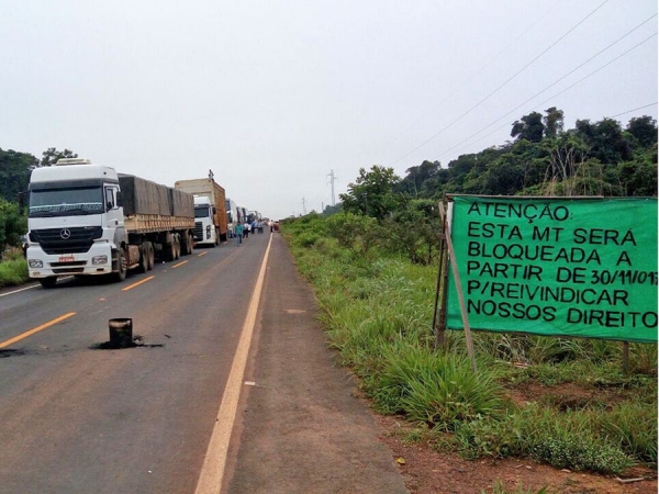 Acampados continuam bloqueio da MT 170 entre Brasnorte e trevo da Rodovia do Vale.