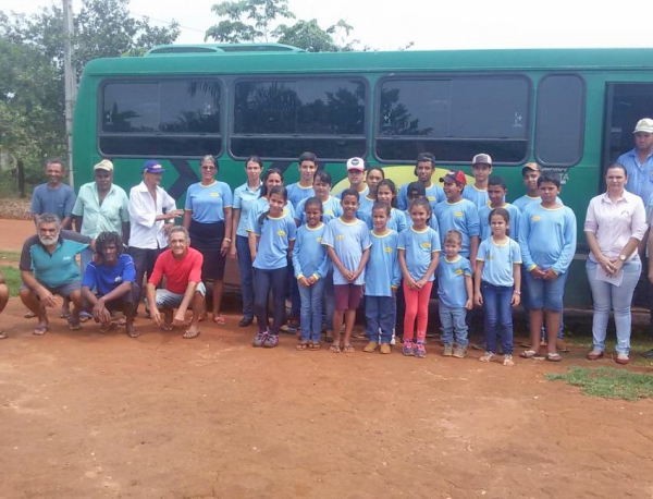 Alunos da Escola do Campo Gairova realizam entrega de 28 cestas bsicas para a AAMOR 