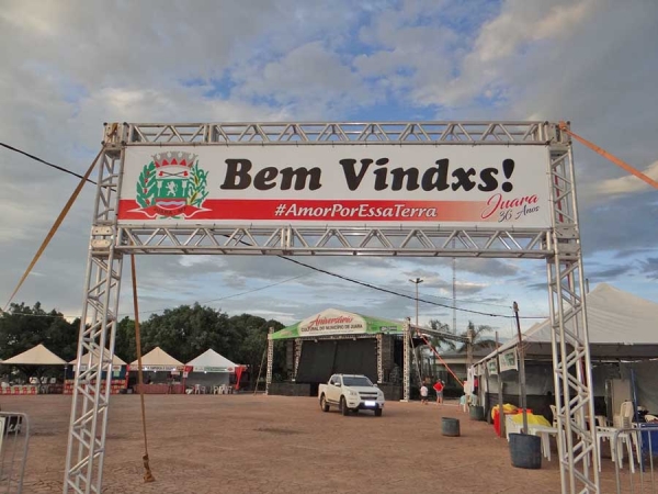 O X da discrdia: placa de boas vindas para a festa dos 36 anos de Juara gera polmica na cidade. 