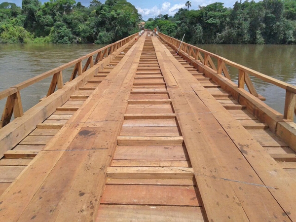 Prefeitura de Porto dos Gachos conclui sua parte na recuperao da ponte do Rio Arinos.