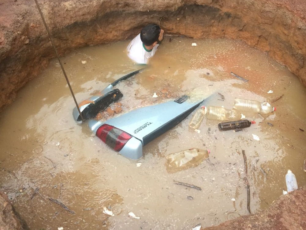 Caminhonete  'engolida' por cratera de 7 metros em estrada em Cceres (MT);