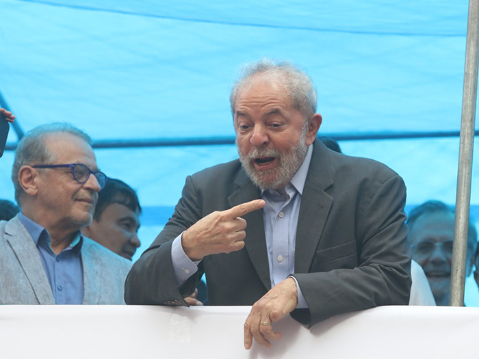 Lula discursa em ato pblico em Porto Alegre.