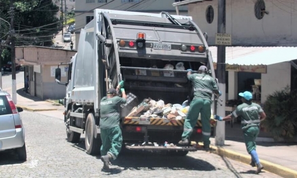 Trabalhadores da coleta de lixo de Juara param hoje (30/01) por falta de pagamento.