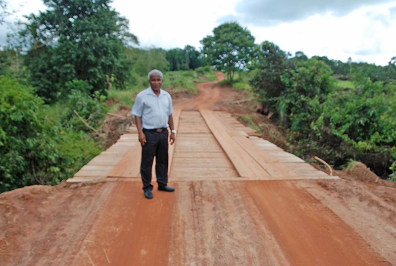 Vereador Hlio Casto visita ponte do gua Boa, reconstruda pela prefeitura de Novo Horizonte do Norte.