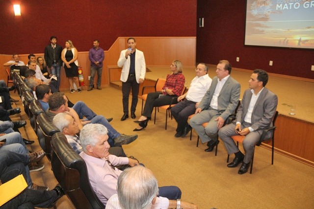 Vereadores discutem melhorias para os municpios durante encontro com governador. 