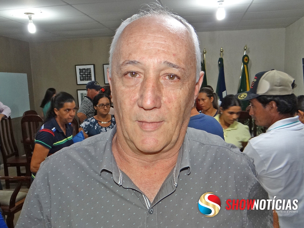 Prefeito de Juara viaja de nibus, sem diria e paga passagem do prprio bolso.