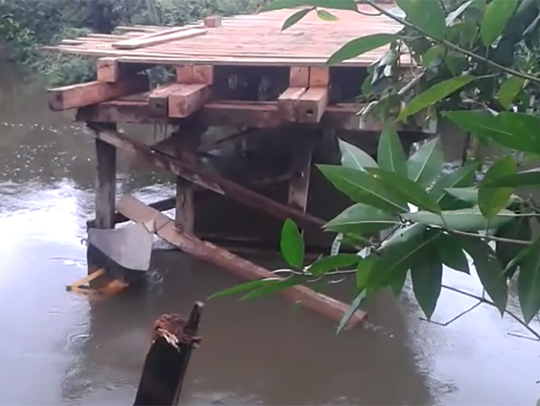 Retroescavadeira da prefeitura de Juara cai de cima da ponte do Rio Apiacazinho.