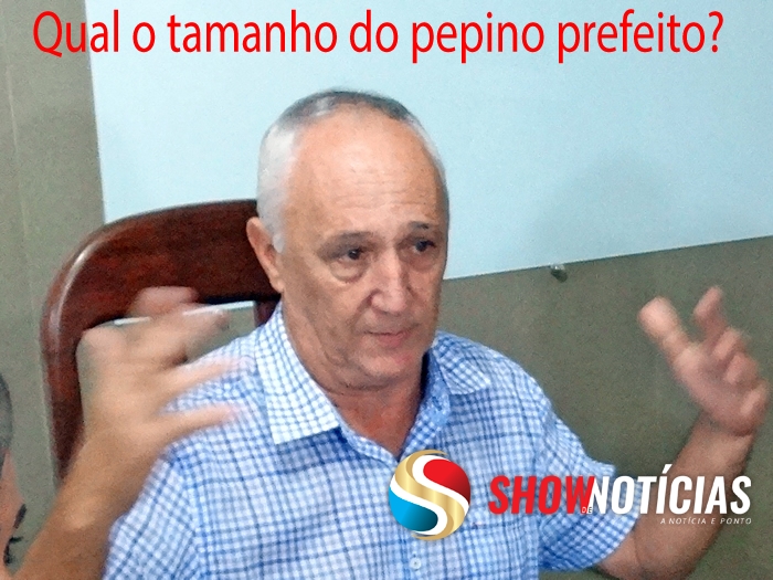 Prefeito Carlos Sirena mostra o tamanho do pepino que herdou