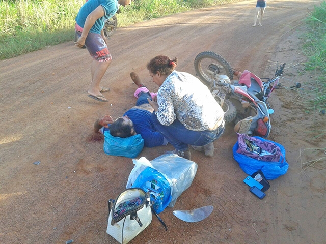 Acidente entre motos no interior de Juara deixa duas pessoas com fratura e uma machucada.