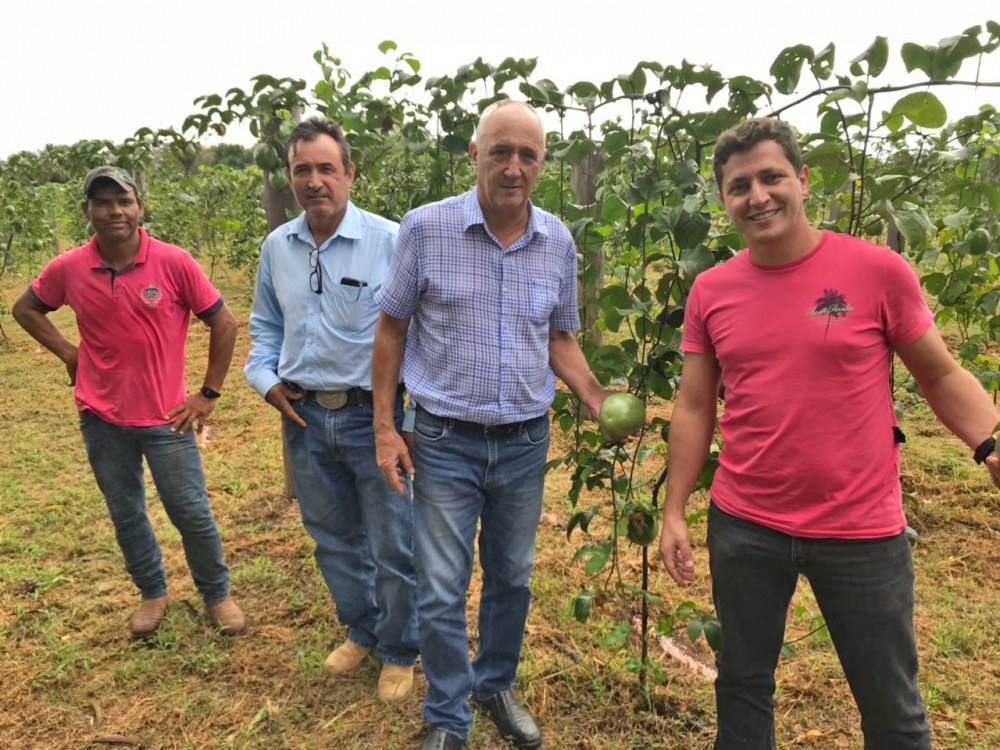 Vereador Flavinho acompanha prefeito Carlos Sirena e secretario de agricultura em visita em assentamento.