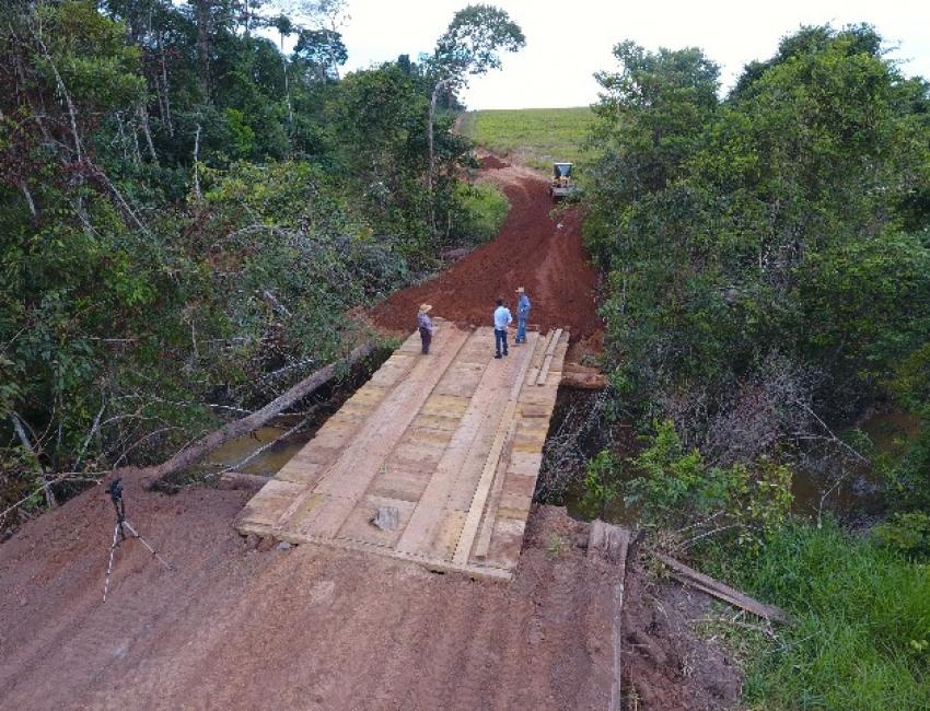 Prefeitura de Novo Horizonte constri ponte na estrada da Fazenda Araputanga.