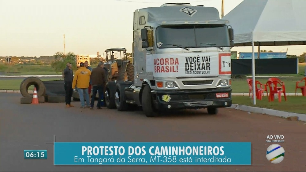 Caminhoneiros protestam em 8 trechos de rodovias em MT contra aumento de combustvel.