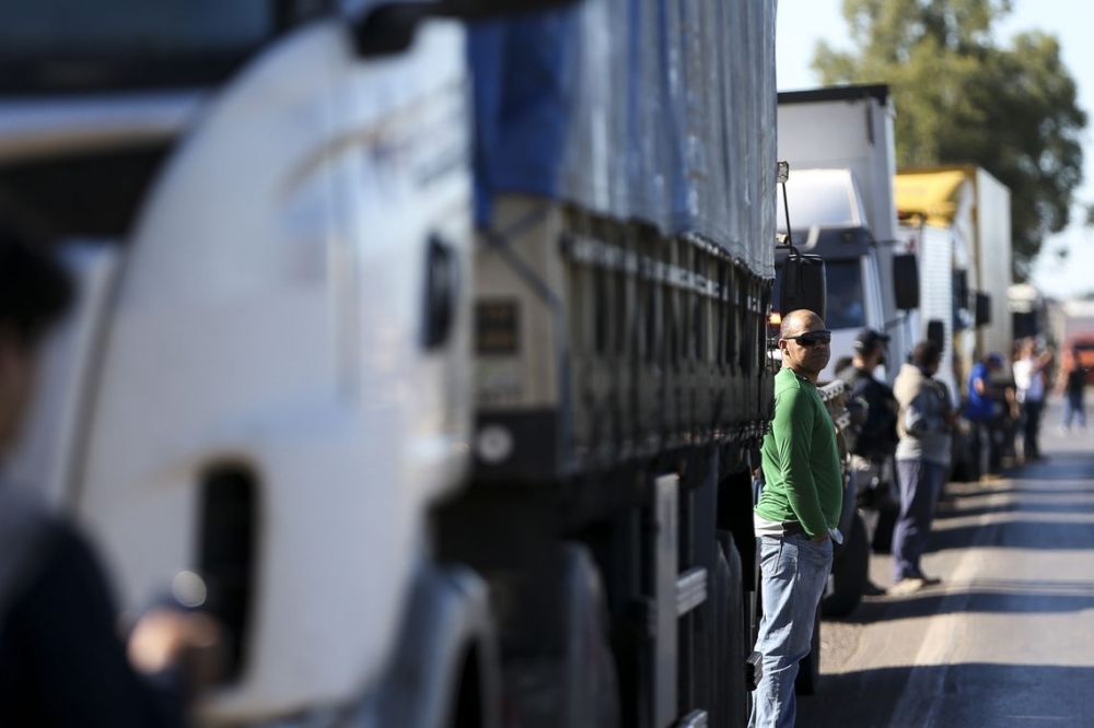 Caminhoneiros no aceitam fim da greve e se concentram no Porto de Santos