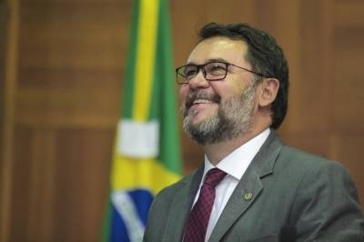 Oscar Bezerra entrega ttulo de cidado mato-grossense e comendas em Querncia
