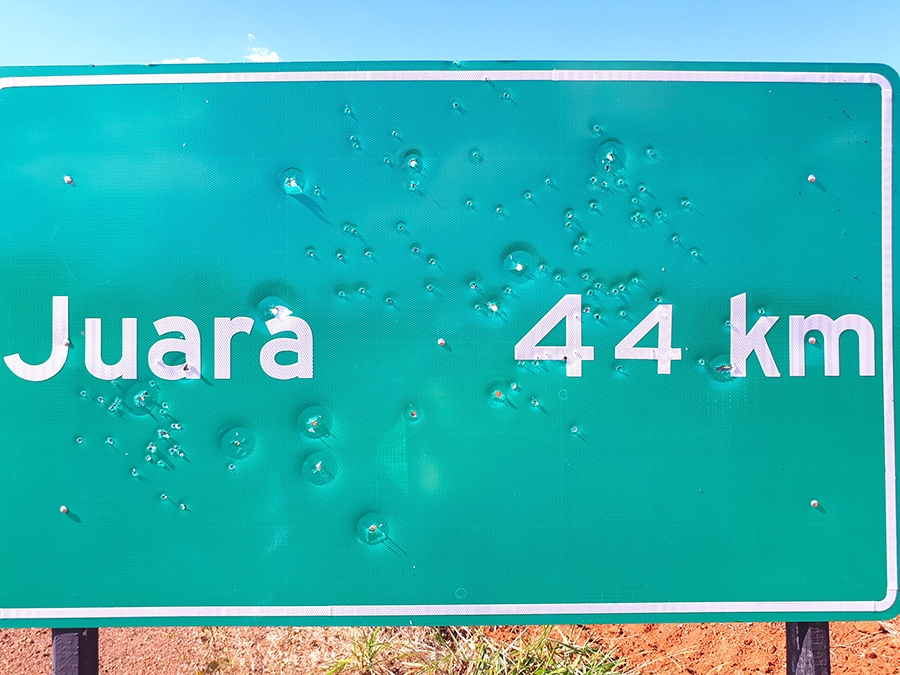 Placa da Rodovia do Vale Vira alvo de vandalismo e  perfurada a bala.