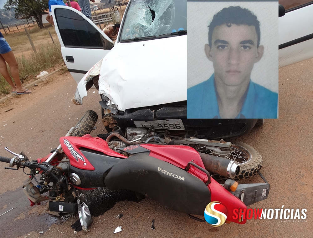 Acidente entre carro e moto deixa homem com ferimento no brao e cabea e fratura na perna.