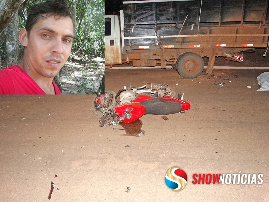 Homem de 28 anos morre ao chocar-se com a moto contra a traseira de uma caminhonete parada.