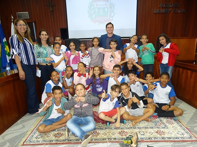 Vereador Flavinho recebe Alunos da Escola Nivaldo Fracarolli que visitam Cmara Municipal.