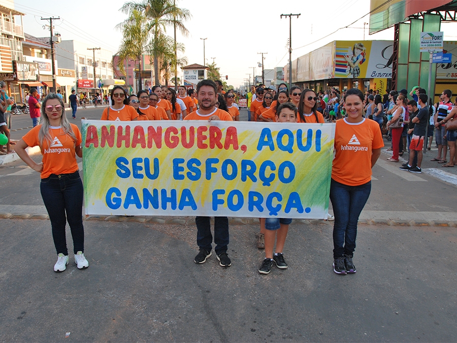 Milhares de pessoas foram para a avenida ver o desfile de 07 de Setembro em Juara.