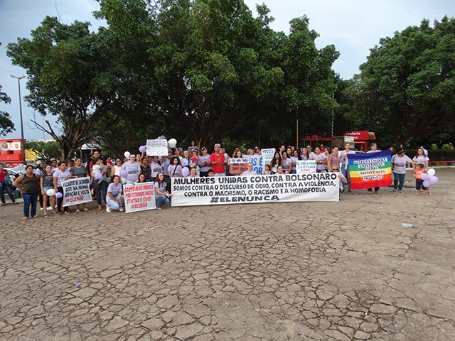 Movimento contra Bolsonaro leva cerca de 80 pessoas para a Praa dos Colonizadores de Juara.