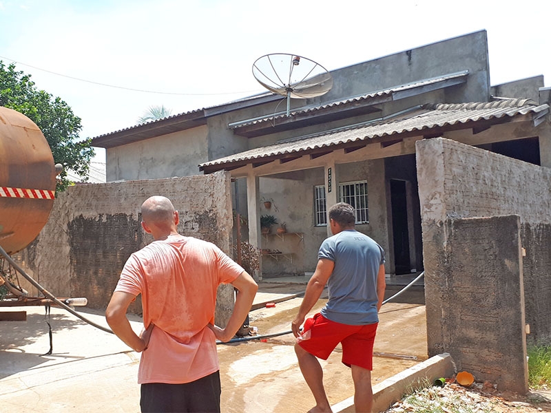 Casa de ex-assessora pedaggica  parcialmente destruda pelo fogo no Bairro Itapu em Juara.