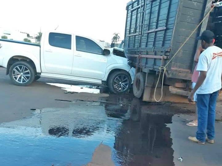 Caminhonete Hillux bate forte em F4000 na Avenida Rio Arinos, mas ningum fica ferido.