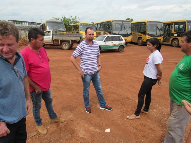 Vereadores Ulliane Macarena, Lo Boy e Joo Rissotti lamentam situao da garagem municipal e do maquinrio.